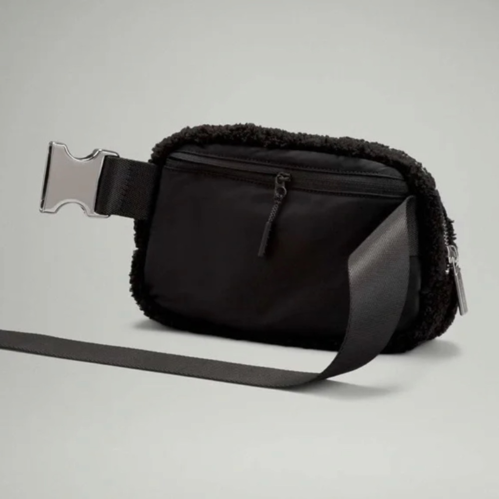 Lululemon Everywhere Belt Bag Black Fleece - Picture 6 of 9